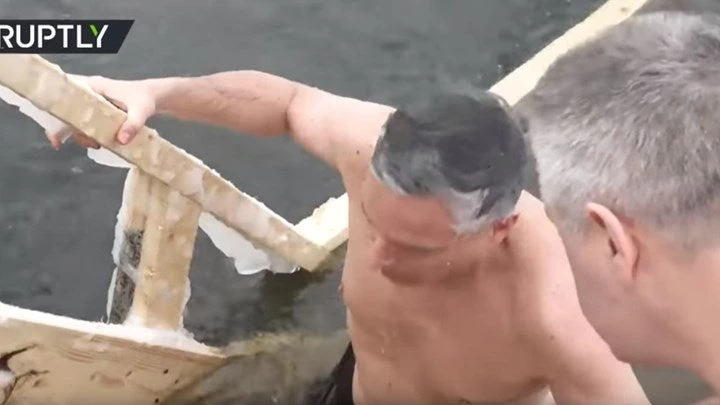 Ο Αμερικανός πρέσβης στη Μόσχα βούτηξε για τον Σταυρό α λα… Πούτιν – ΒΙΝΤΕΟ